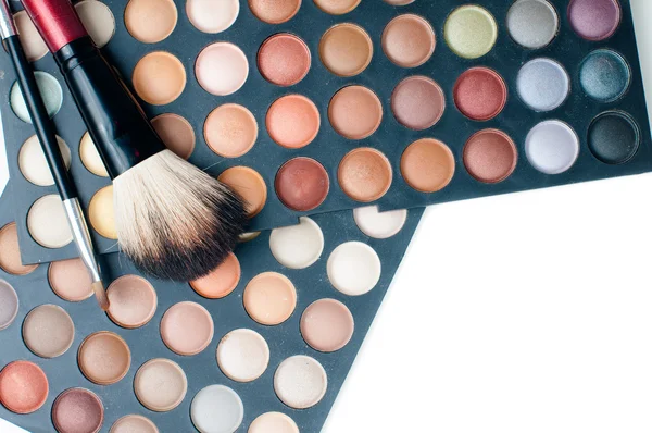 Kolorowe cienie do powiek i pędzle do makijażu — Zdjęcie stockowe