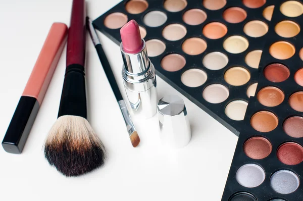Kleurrijke eyeshadows, lippenstift en make-up borstels — Stockfoto