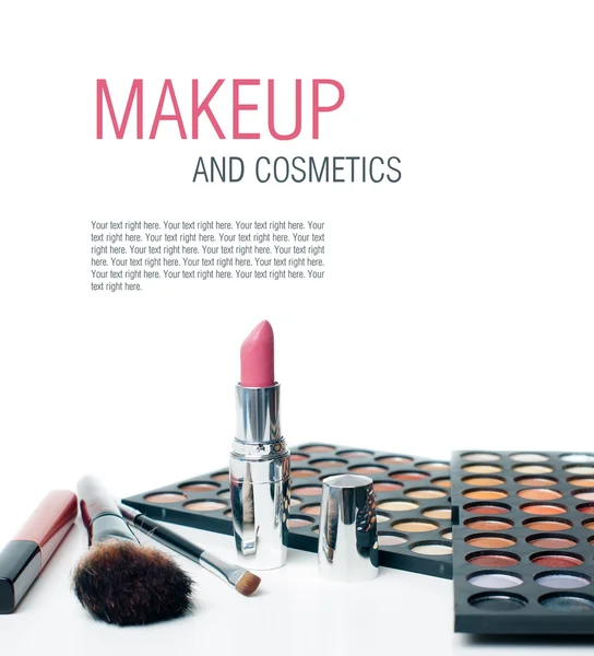 Kolorowe cienie do powiek, szminki i makijaż szczotki — Zdjęcie stockowe