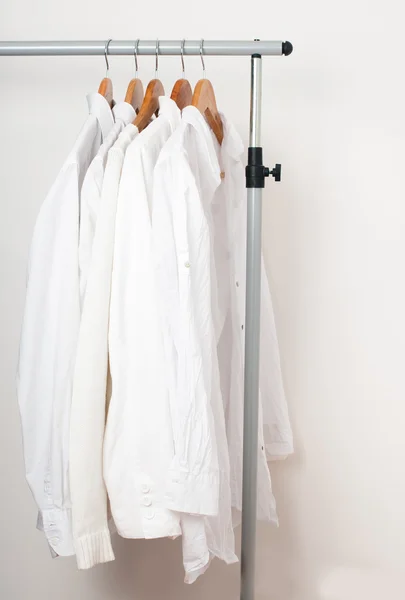 Białe czyste ubrania, koszule i marynarki — Zdjęcie stockowe