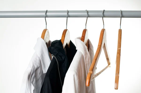 Roupas em preto e branco em um rack, close-up — Fotografia de Stock