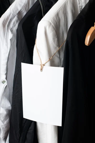 Czarno-białe ubrania w szafie, szczelnie-do góry — Zdjęcie stockowe