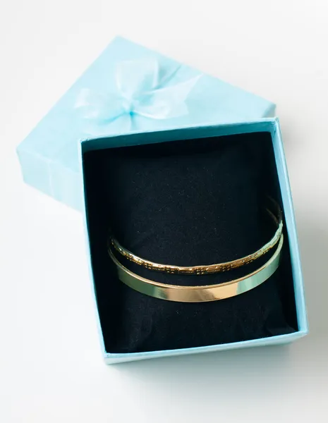Модные украшения, браслеты в подарочной коробке — стоковое фото