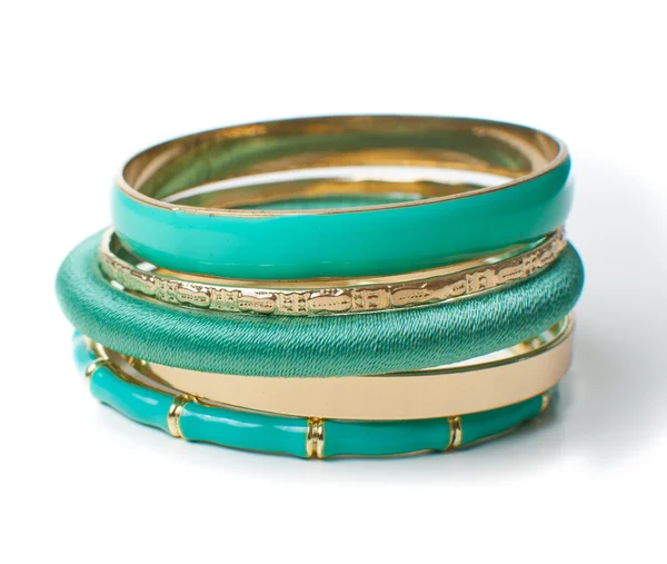 Bijoux, cinq élégants bracelets pour femmes, isolés — Photo