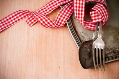 Kırmızı ve Beyaz kurdele ile klasik çatal bıçak takımı