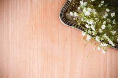 arka plan beyaz çiçekler, antika tepsi ile