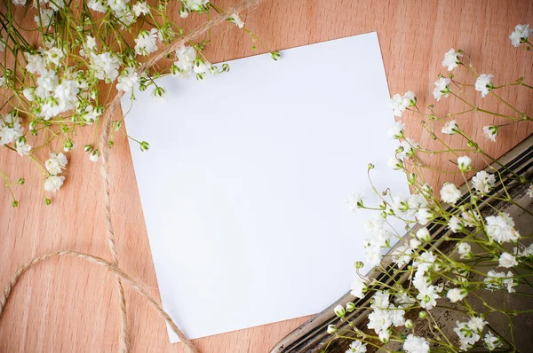 Fondo con flores blancas, bandeja antigua — Foto de Stock