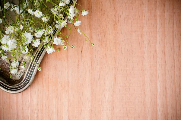 Fondo con flores blancas, bandeja antigua — Foto de Stock