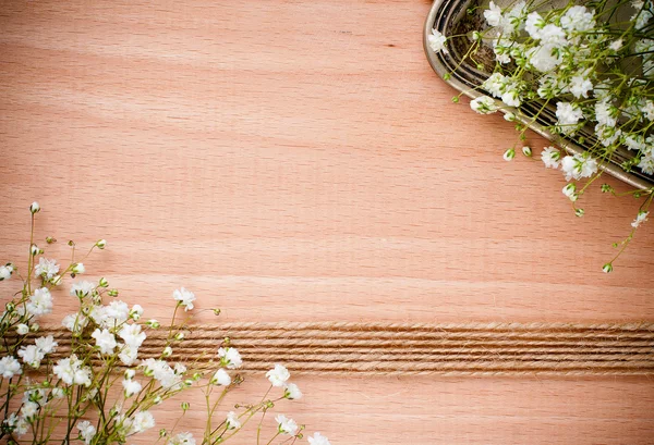 Fundo com flores brancas, bandeja antiga — Fotografia de Stock