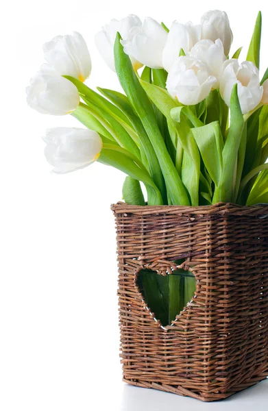 Tulipany w wiklinowym koszu — Zdjęcie stockowe