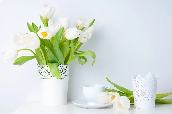 Huis decoratie, witte tulpen — Stockfoto