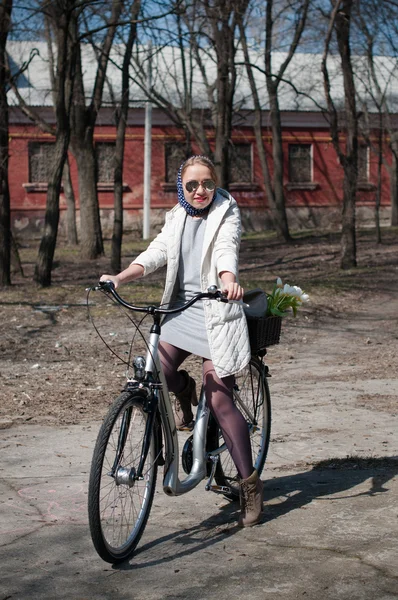 Młoda kobieta jeżdżąca na rowerze — Zdjęcie stockowe