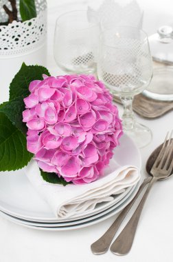 pembe ortancaları ve vintage çatal bıçak takımı