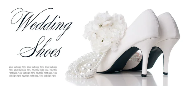 Scarpe da sposa, garofani e collana — Foto Stock