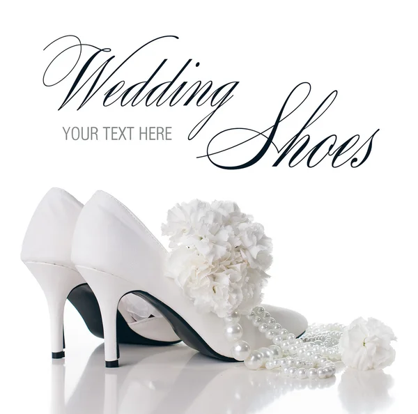 Sapatos de casamento, cravos e colar — Fotografia de Stock