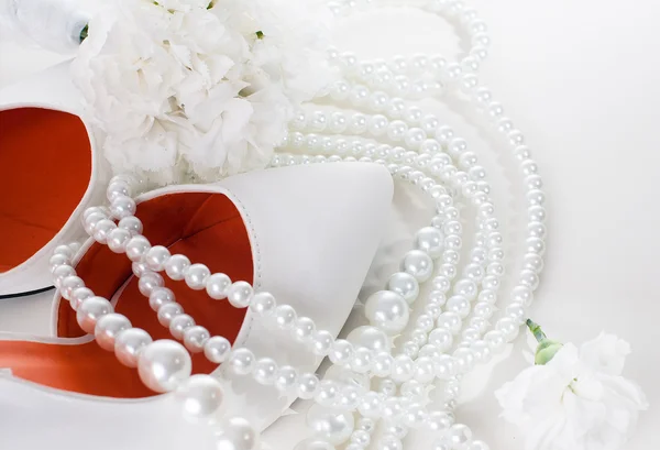 婚礼鞋、 康乃馨和项链 — 图库照片