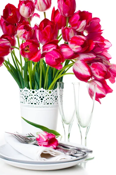 Tabulka nastavení s růžové tulipány a vintage sklenice na víno — Stock fotografie