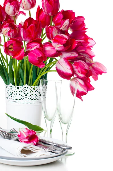 De instelling van de tabel met roze tulpen en vintage wijnglazen — Stockfoto