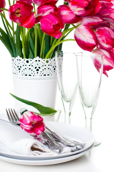 Table setting with pink tulips and vintage wine glasses — Stock Photo, Image