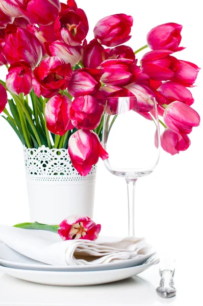 Instelling van de tabel van de vakantie met roze tulpen — Stockfoto