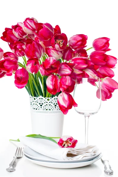 Festtagstisch mit rosa Tulpen — Stockfoto