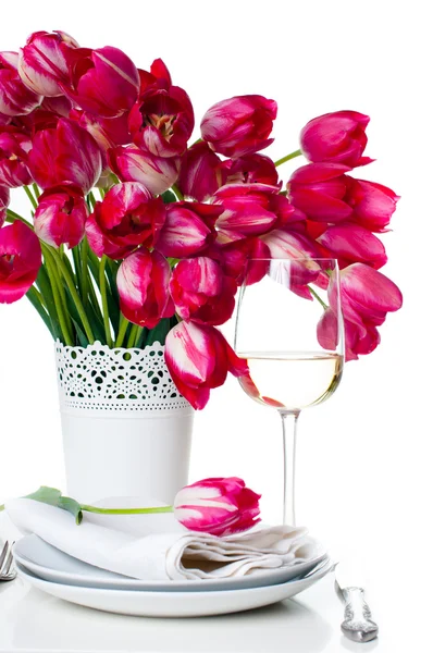 Instelling van de tabel van de vakantie met roze tulpen — Stockfoto