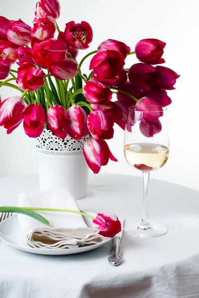 Home table setting with bright pink tulips — Stock Photo, Image