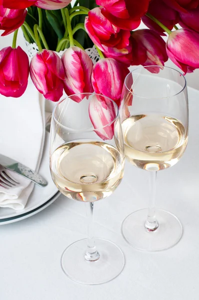 Dvě sklenky bílého vína na stůl — Stock fotografie
