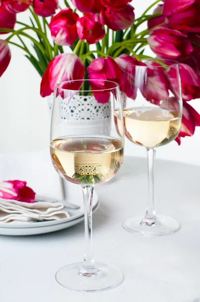 Two glasses of white wine on a table — Stock Photo, Image