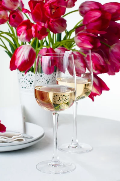 Two glasses of white wine on a table — Stock Photo, Image