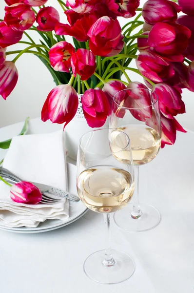 Two glasses of white wine on a table — Stock Photo, Image