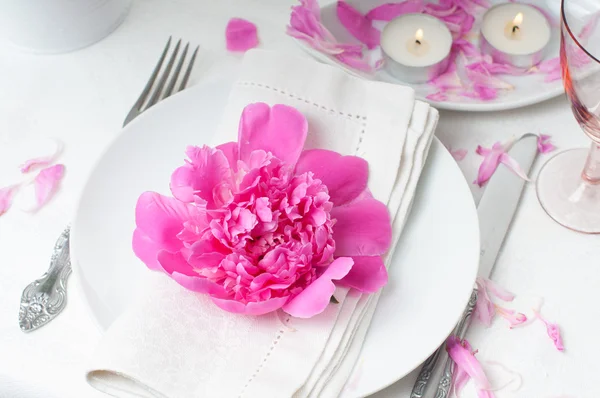 Festive table setting with pink peonies — Stock Photo, Image