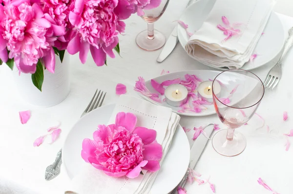 Festive table setting with pink peonies — Stock Photo, Image