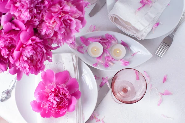 Ρύθμιση γιορτινό τραπέζι με ροζ παιώνιες — Φωτογραφία Αρχείου