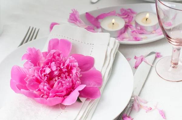 Festliche Tischdekoration mit rosa Pfingstrosen — Stockfoto