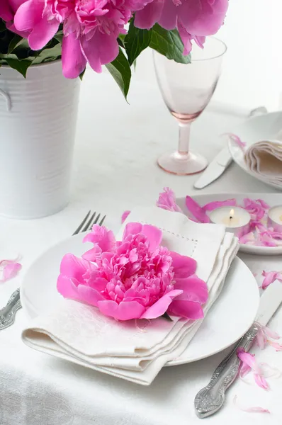 Festive table setting with pink peonies — Stock Photo, Image