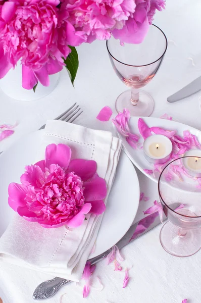 Mesa festiva con peonías rosadas — Foto de Stock