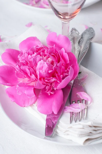 Festive table setting with pink peonies — Stock Photo, Image