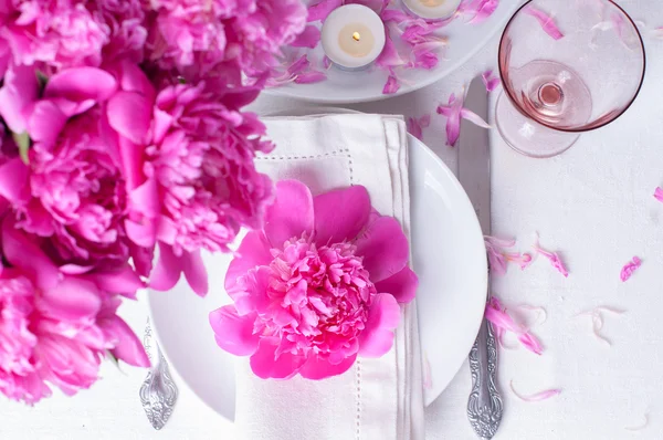 Configuração de mesa festiva com peônias rosa — Fotografia de Stock