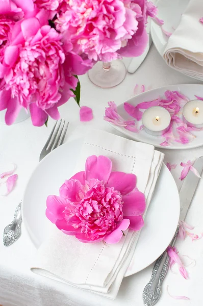 Festive table setting with pink peonies — Stock Photo, Image