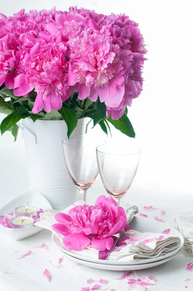 Configuração de mesa festiva com peônias rosa — Fotografia de Stock