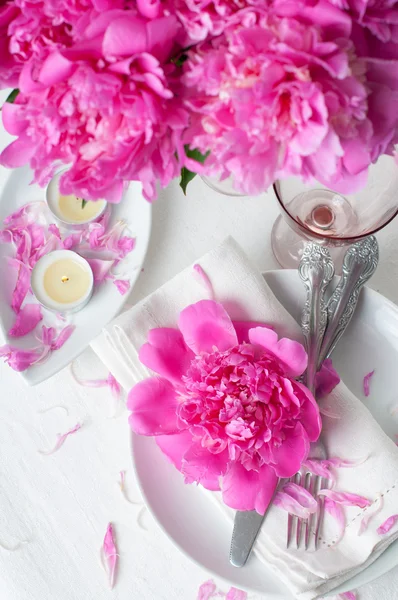 Tavola apparecchiata con peonie rosa — Foto Stock