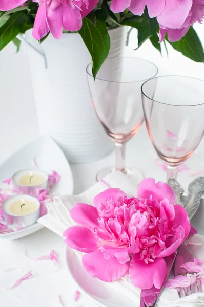 Configuração de mesa festiva com peônias rosa — Fotografia de Stock