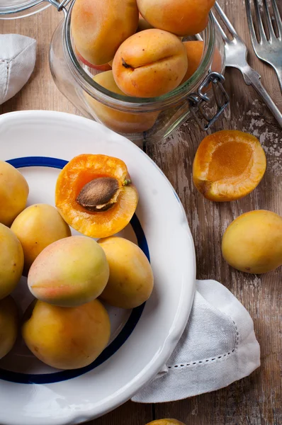 Venkovské Zátiší s meruňkami — Stock fotografie