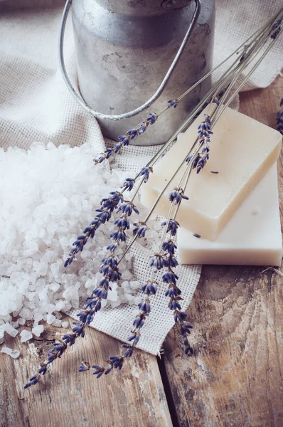 Přírodní mýdlo, levandule, sůl, hadřík — Stock fotografie