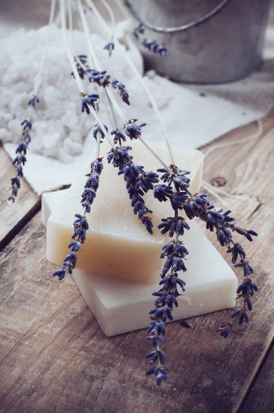 Natuurlijke zeep, lavendel, zout, doek — Stockfoto