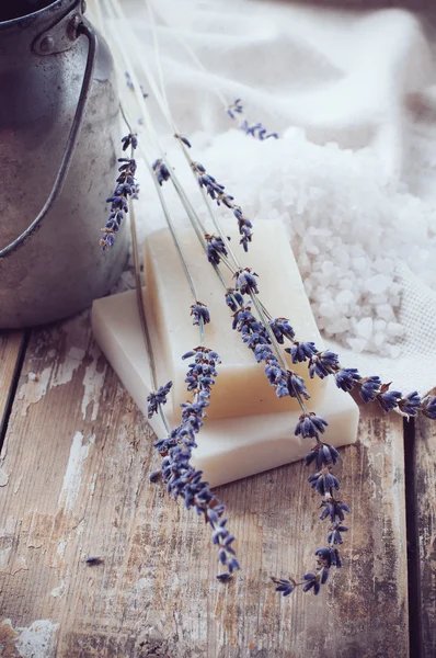 Naturseife, Lavendel, Salz, Tuch — Stockfoto