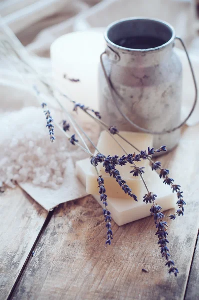 Seife, Lavendel, Salz und alte Dose auf Holzbrett — Stockfoto