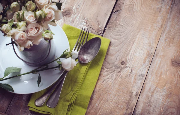 Cenário de mesa vintage com flores de rosa — Fotografia de Stock