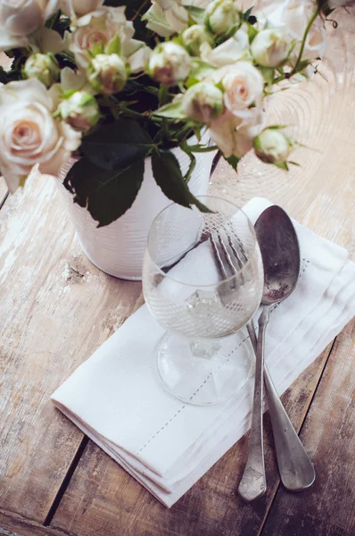 Cenário de mesa vintage com rosas — Fotografia de Stock